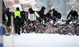 Migranten komen uit Rusland met fietsen aan bij de grensovergang met Finland in Salla. 