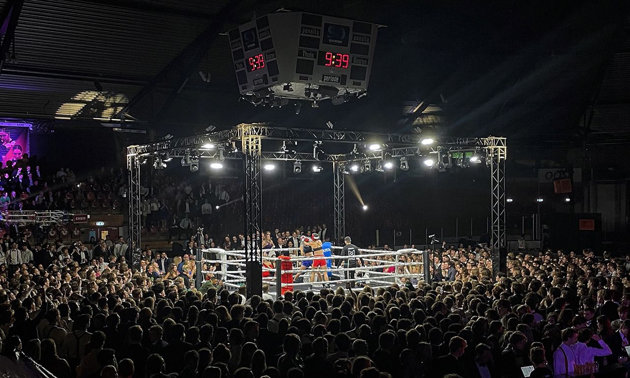 Bijna 3.500 studenten verzamelden zich zaterdagavond in de Silverdome in Zoetermeer voor het eerste studentenboksgala van de Nederlandse Studenten Roeibond (KNSRB).