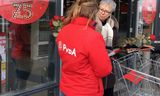 Een jonge socialist op campagne voor de PvdA in Amstelveen. De laatste twee penningmeesters van de Jonge Socialisten worden verdacht van verduistering. 