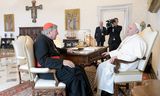 Paus Franciscus in gesprek met kardinaal Pell.