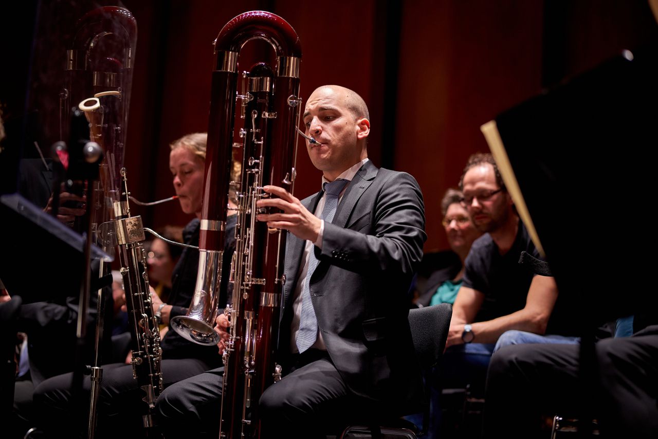 Publiek luistert tussen de contrafagottisten van het Noord Nederlands Orkest naar de Vijfde Symfonie van Mahler, woensdag 13 december in De Oostepoort in Groningen.