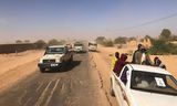 De sjoemelaars, fixers, chauffeurs en de bazen van de mensensmokkelaars van Agadez, luid toeterend in een konvooi van Toyota-terreinwagens.