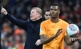 Bondscoach Ronald Koeman (links) geeft aanwijzingen aan zijn spelers in de wedstrijd tegen Ierland, terwijl wingback Denzel Dumfries wil gaan ingooien.