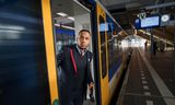 Na een tijdje teammanager te zijn geweest voor de NS in Amsterdam, is Joël Grevinga sinds kort conducteur. Dat was hij eerder ook al. “Het is leuk om ver te reizen. Van een rondje om de kerk gaat mijn werkplezier omlaag.”