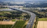 Landbouw, verkeer, water, natuur: luchtfoto bij Ewijk.