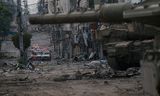  Ambulances in de buurt van een Israëlische tank tijdens de invasie van Israël in Gaza.