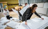 Medewerkers van het stembureau in de kerk in Haren (gemeente Groningen) tellen de stemmen voor de Tweede Kamerverkiezingen.