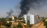 Rookwolken boven Khartoem, waar ook zondag nog hevig werd gevochten tussen het regeringsleger en een machtige militie.