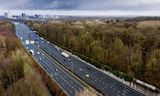 De A27 bij Amelisweerd. Rijkswaterstaat wil verbreding met vier rijstroken, waardoor bos sneuvelt. De regio wil twee extra banen binnen de bestaande bak.