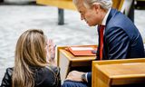 Overleg tussen Dilan Yesilgöz (VVD) en Geert Wilders (PVV) tijdens het debat in de Tweede Kamer over het verslag van verkenner Ronald Plasterk.