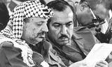 Twee Palestijnse leiders op wie Israël jarenlang jacht heeft gemaakt, PLO-leider Yasser Arafat (links) en Abu Jihad, samen in 1984. Abu Jihad werd in 1988 geliquideerd.