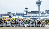 Klimaatactivisten op luchthaven Schiphol bij privé-vliegtuigen. Vierhonderd mensen werden aangehouden bij de actie.