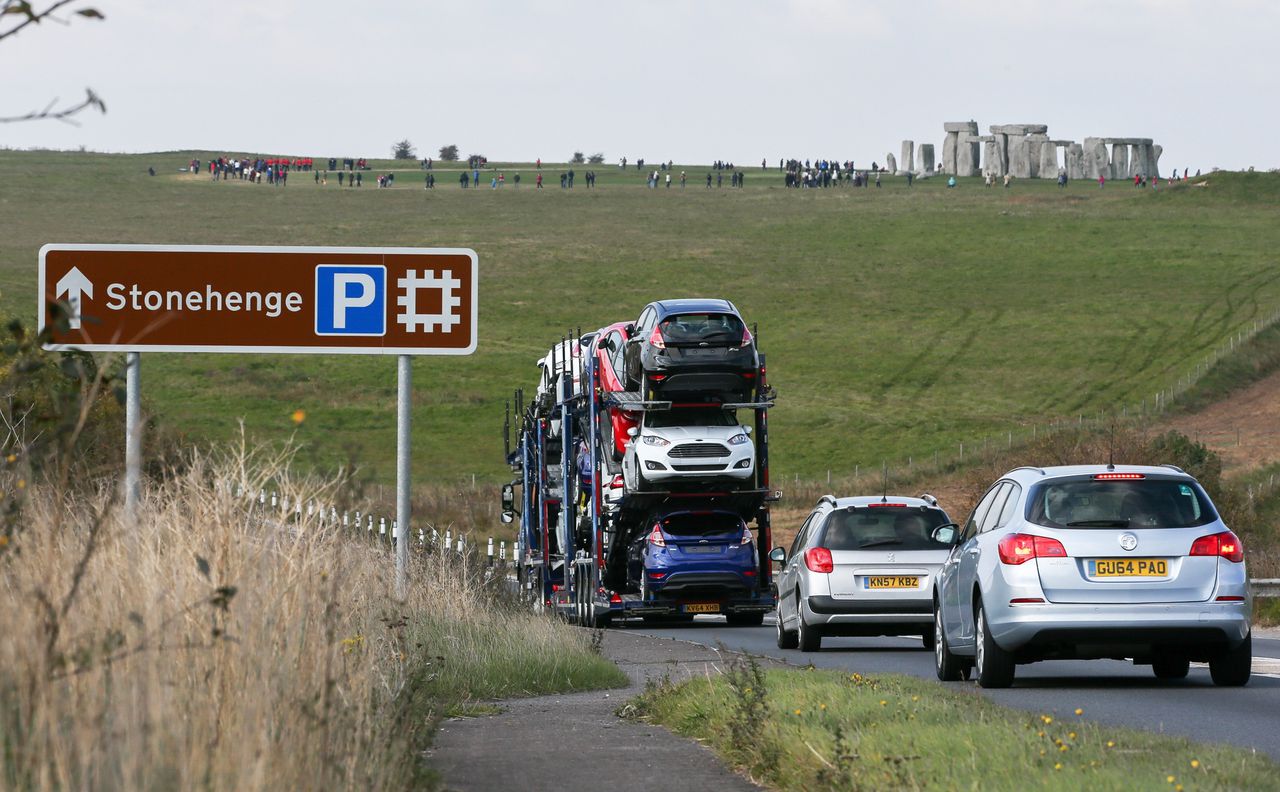 De A303 versmalt zich ter hoogte van Stonehenge tot een eenbaansweg, wat tot veel opstoppingen leidt. De Britse regering wil dat probleem aanpakken, met onder meer de aanleg van een autotunnel en enkele rotondes, maar tegenstanders vrezen de gevolgen voor het prehistorische erfgoed in het gebied.