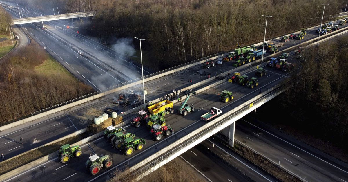 Boerenprotesten in BelgiÃ«, Duitsland en Frankrijk: rook en hooibalen op de weg