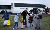 Vluchtelingen arriveren bij het aanmeldcentrum in Ter Apel.