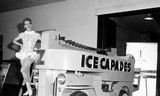 De Amerikaanse kunstrijdster Donna Atwood, van ijsrevue Ice Capades, in de eerste helft van de jaren 50 op een Zamboni, die toen nog veel weg had van een speciaal type Jeep. 