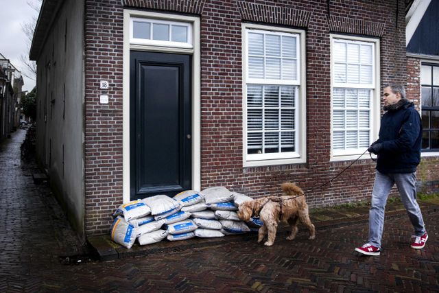 Zandzakken voor een huis in Monnickendam.