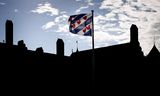  Een Friese vlag wappert bij kasteel Radboud in Medemblik (regio West-Friesland).