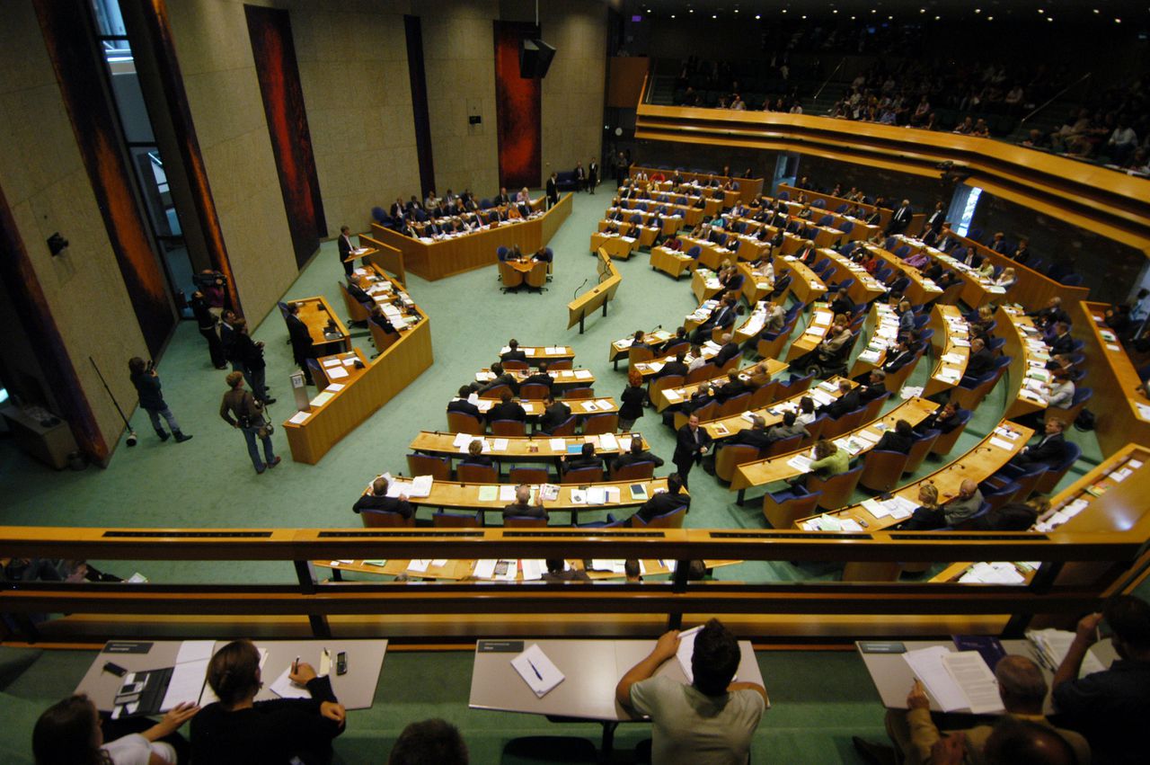 Niemand regeert Op naar de volgende spannende bijna-beslissing. Wen er maar aan. De Nederlandse overheid geeft al jaren niet meer om regeren. Toch blijven veel mensen rekenen op de verzorgende en beschermende staat. Maar de staat kan zo veel niet meer. Het resultaat is een vrij grimmige verwarring, schrijft columnist Marc Chavannes Den Haag:27.9.6 Algemene Politieke Beschouwingen. © foto Roel Rozenburg