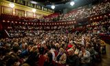 Bezoekers van een voorstelling in Koninklijk Theater Carré. 