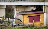 De brug aan de Stuwweg In Maastricht raakte zwaar beschadigd door een losgeslagen woonboot.