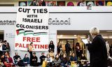 Op de Roeterseilandcampus van de Universiteit van Amsterdam wordt een sit-in gehouden. De studenten vinden dat de UvA te weinig aandacht heeft voor de situatie in Gaza en Israël.