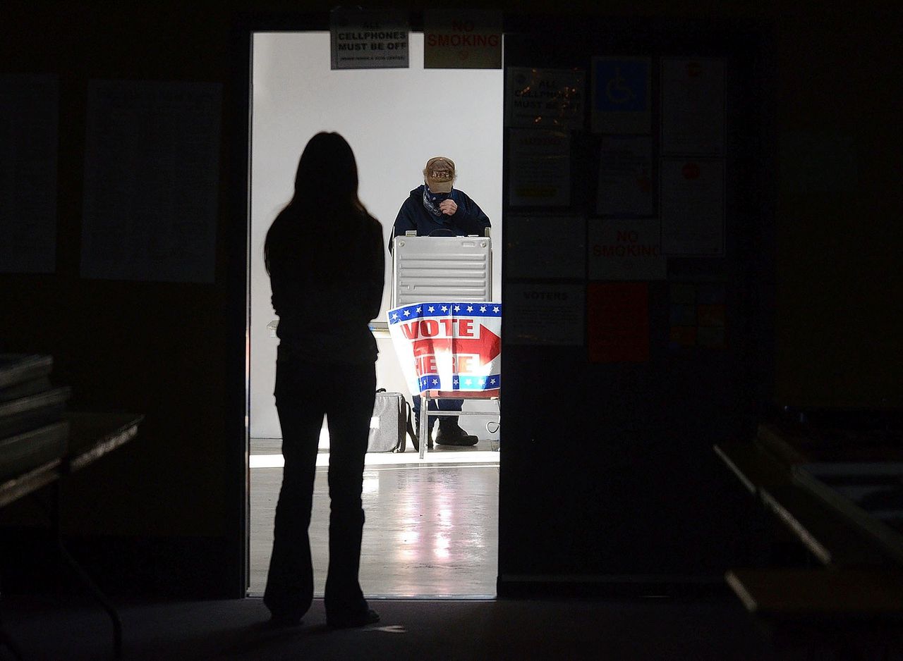 Een kiezer wacht haar beurt af bij de Amerikaanse presidentsverkiezingen van 2020 in Terre Haute, Indiana.