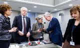 Demissionair staatssecretaris Eric van der Burg (VVD, Justitie en Veiligheid) (rechts) in gesprek met de fractie van de VVD tijdens de behandeling van de spreidingswet door de Eerste Kamer. 