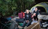 De dakloze, Poolse Boguslaw (L) en Agatha (R) zitten voor hun tent onder een viaduct nabij de Scheveningse Bosjes.