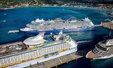 Cruiseschepen in de haven van Sint Maarten. De cruise-industrie is een zeer vervuilende sector.