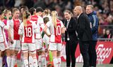 Ajax-coach Suzanne Bakker (derde van rechts) in december tijdens de Champions League- wedstrijd tegen Bayern München in de Johan Cruijff Arena.