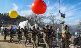 Azerbeidzjaanse militairen bij een checkpoint op de weg door de bergpas Lachin, die loopt richting de door Armenen bevolkte enclave Nagorno-Karabach. 