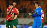 Spelers van Marokko zoeken troost bij elkaar na de nederlaag tegen Zuid-Afrika in de achtste finale van de Afrika Cup.