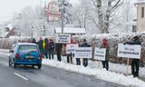 Demonstranten langs de B96 tussen Bautzen en Zittau, zondagmorgen in Oppach. 