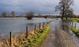 Als gevolg van hoogwater in de uiterwaarden bij Oosterbeek is deze oude rivierdijk in het water verdwenen. 