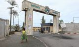 Toegangspoort van de Université Omar Bongo in Libreville, september 2023. Zoals veel gebouwen en straten in de hoofdstad is de universiteit vernoemd naar de man die tussen 1967 en 2009 president was. 