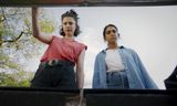 Jamie (Margaret Qualley) en Marian (Geraldine Viswanathan) vinden een geheimzinnig koffertje in de kofferbak, in ‘Drive-Away Dolls’. 