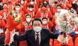 Yoon Suk-yeol poseert in Seoul met bloemen nadat hij werd verkozen tot president van Zuid-Korea.