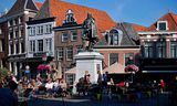 De oude stadskern van Hoorn met het standbeeld van Jan Pieterszoon Coen. 