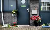 Bloemen bij het bedrijf van Reduan B., de doodgeschoten broer van de Utrechtse kroongetuige Nabil B.