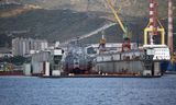 Het Russische marineschip Olenegorski Gornjak ligt in augustus in een dok in de haven van Novorossiesk, nadat het zwaar beschadigd raakte bij een Oekraïense zeedrone-aanval. 