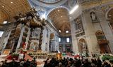 Een beeld uit de Sint-Pieterbasiliek in Vaticaanstad. Transgender personen en kinderen van lhbti-koppels mogen voortaan gedoopt, laat het Vaticaan weten.