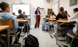 Patricia Veldhuis voor de klas op middelbare school Het Rhedens in Rozendaal.