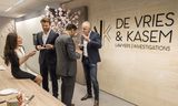 De advocaten Khalid Kasem (tweede van rechts) en Yasemin Ay (links), met Peter R. de Vries (rechts) en zijn zoon Royce de Vries (tweede van links), bij de opening eind 2017 van het advocatenkantoor De Vries &amp; Kasem. Inmiddels is het omgedoopt tot De Vries Van Spanje advocaten.  