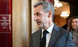 Sarkozy verlaat de rechtbank na het horen van de straf.