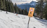 Een skipiste in Tirol, Oostenrijk. Jaarlijks gaan circa één miljoen Nederlanders op wintersport.