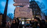 Demonstranten houden borden vast met verwijzingen naar J'accuse, de film waarvoor Polanski bekroond werd op de Césars.