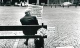 Een man op het Binnenhof tijdens een demonstratie tegen de WAO-hervormingen in 1991. 