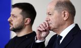 Bondskanselier Olaf Scholz (rechts) en de Oekraïense president Volodymyr Zelensky op een persconferentie in Berlijn op 16 februari. Scholz steunt Oekraïne, maar wil voorkomen in een (direct) conflict met Rusland te worden getrokken.