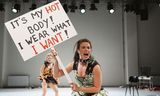 Vrouwenstrijd: danseressen Erin Harty (rechts) en Cecilia Moisio protesteren in  Juxtapose.